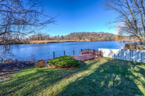 55 Old Albany Post Rd, Crotonville, NY 10562-1926