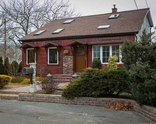 103 Kennedy Ave, Blue Point, NY 11715-1009