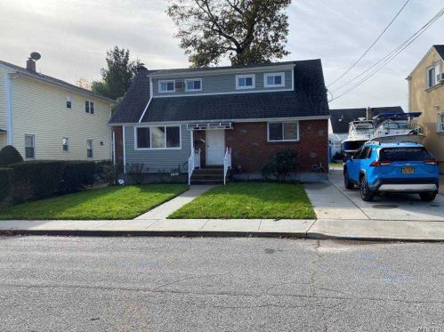 2319 Ludlam Ave, Floral Park, NY 11003-2842