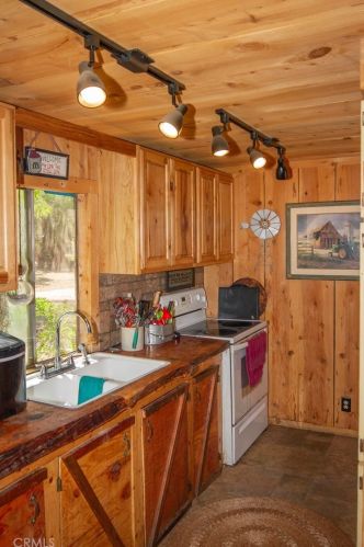 38539 Roundtree Ln, Orange Cove, CA 93675-9668