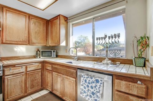 20032 Avenue Of The Oaks, Santa Clarita CA  91321-1365 exterior