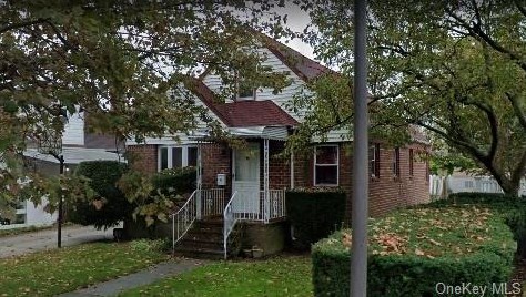 4 Flint Pl, Floral Park, NY 11003-3612