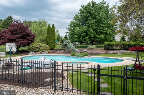 32 Windward Ct, Collegeville PA  19426-2869 exterior