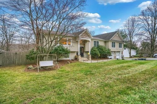 68 Lorna Ln, Airmont, NY 10901-7126