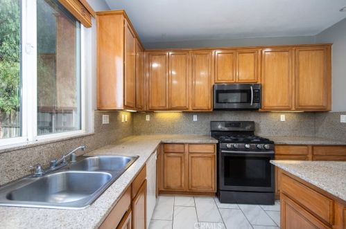 957 Queen Annes Ln, Beaumont CA  92223-7808 exterior