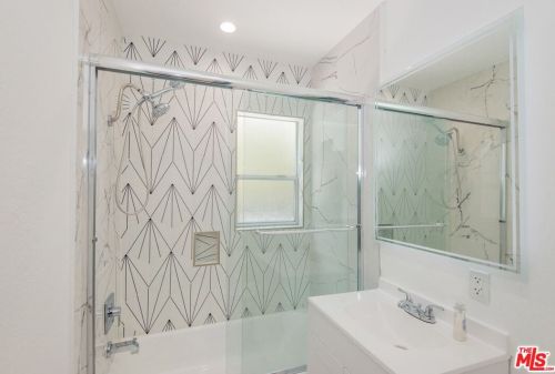 5143 Newcastle Ave, Van Nuys CA  91316-3512 exterior