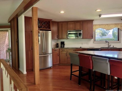 180 Long Hill Rd, Wallingford CT  06492-4934 exterior