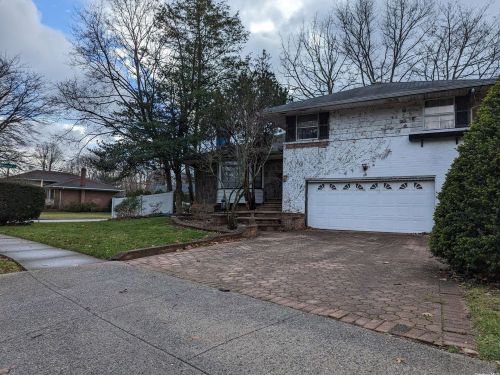 14 Cedar Rd, Westbury, NY 11590-2729