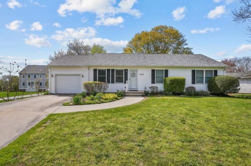 1037 Main Rd, Tiverton, RI 02878-4225