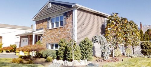 72 Avis Dr, Holbrook, NY 11741-2515