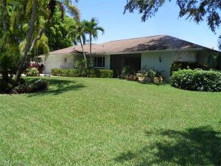 347 Country Club Ln, Naples, FL 34110-1152