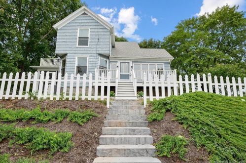 8 Broad View Ct, Quaker Hill, CT 06375-1404