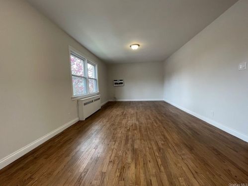 7104 Little Neck Pkwy, Floral Park, NY 11004-1127