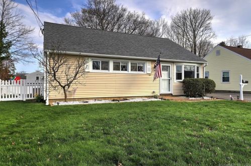 10 Cornflower Dr, Milford, CT 06460-6903