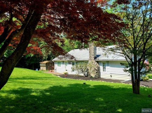 3 Willow Ln, West Milford Lakes NJ  07480-1334 exterior