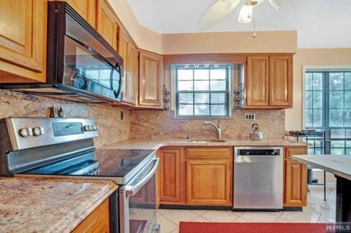 97 Suleski Ct, Mahwah NJ  07430-2961 exterior