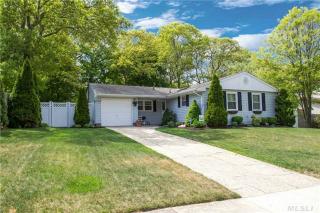 12 Mountain St, Hauppauge, NY 11779-1820