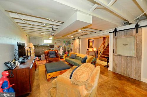 21 Loudoun St, Lovettsville VA  20180-8513 exterior