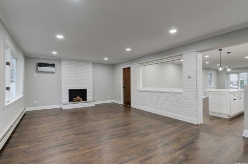 104 Woodoak Dr, Westbury NY  11590-1033 exterior