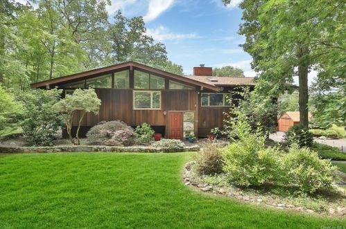 68 Spice Bush Ln, Tuxedo Park, NY 10987-3518