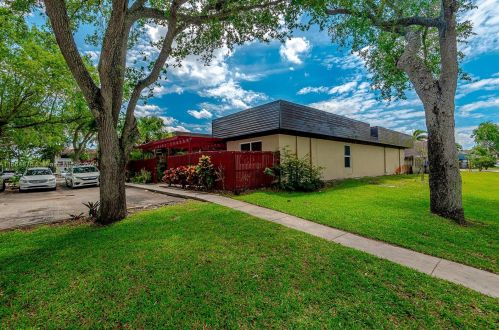 2634 38 Ave, Hollywood FL 33021-1937 exterior