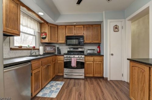 8 Glencross Rd, West Milford Lakes NJ  07480-2206 exterior