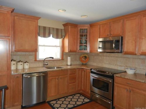 40 Greenway Ter, Mahopac, NY 10541-1230