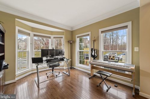 8168 Gilroy Dr, Lorton VA 22079-2936 exterior