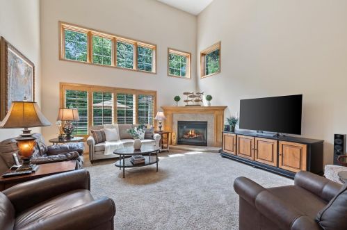 105 Blue Ridge Ct, Chenequa, WI 53029-1830
