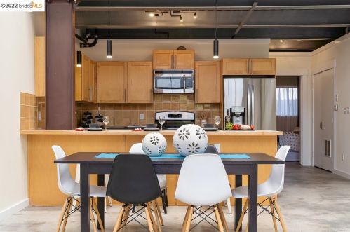 2858 Helen St, Oakland CA  94608-4028 exterior