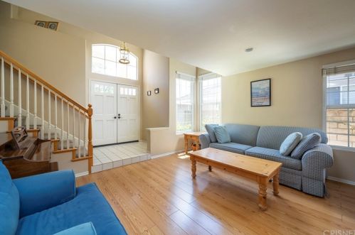 27543 Courtview Dr, Santa Clarita CA  91354-1601 exterior