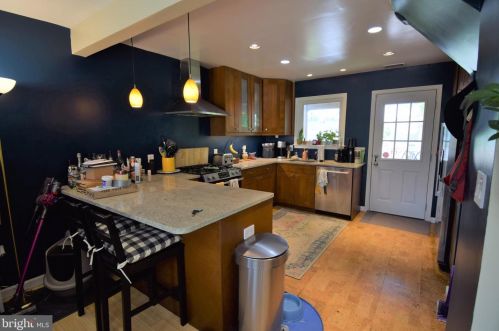 6824 Donahue Ct, Falls Church, VA 22042-2607
