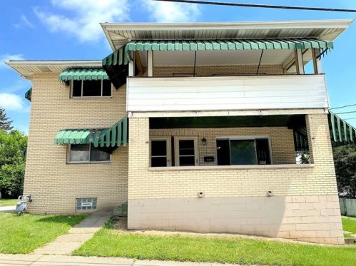 104 9th St, Jeannette, PA 15644-1609