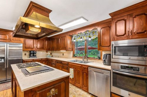 1 Martingale Rd, Amherst NH  03031-2625 exterior