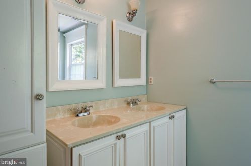 1042 Charter Oaks Dr, Lansdale PA exterior