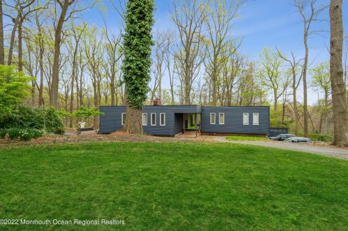 19 Parkway Pl, Holmdel Village, NJ 07733-1937