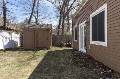 17 Dewey St, Putnam, CT 06260-1307