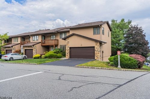 68 Woodland Dr, West Paterson, NJ 07424-3707