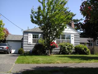 6820 Ravenna Ave, Seattle WA  98115-7043 exterior