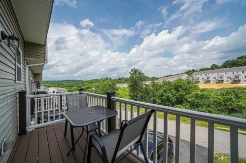 1509 Canterbury Dr, Imperial PA  15126-9186 exterior