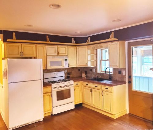 220 Lafayette St, Copiague, NY 11726-3606
