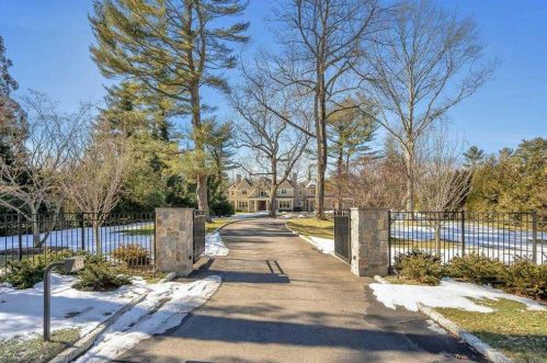 134 Wheatley Rd, Westbury, NY 11568-1211