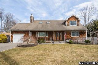 17 Pine St, Brookhaven, NY 11719-9410