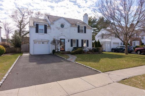30 Greystone Rd, Rockville Centre, NY 11570-4513