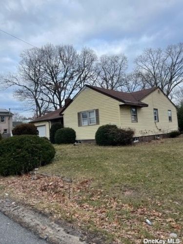 187 25th St, Wheatley Heights, NY 11798-2012