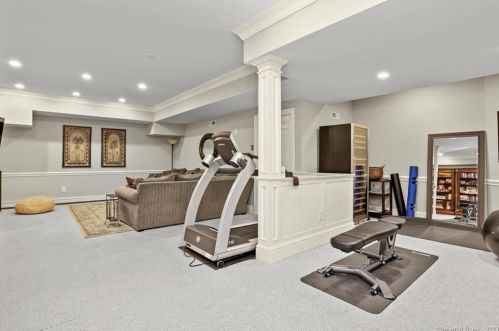 77 Tackora Trl, Ridgefield CT  06877-3028 exterior