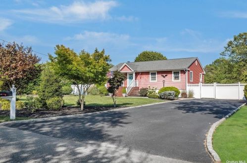 5 Cozine Rd, Center Moriches, NY 11934-1201