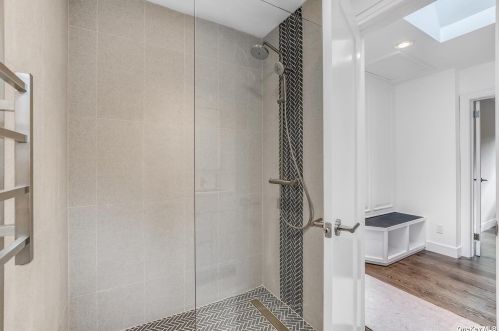 2 Blue Sea Ln, Great Neck NY  11024-1504 exterior