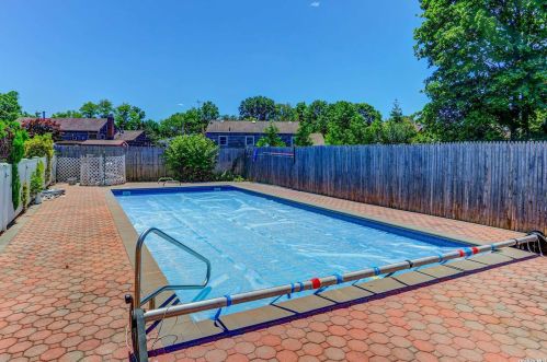 17 Wren Ct, Northport NY  11768-3343 exterior