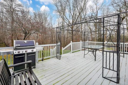 37 Victoria Dr, Colchester CT  06415-2319 exterior